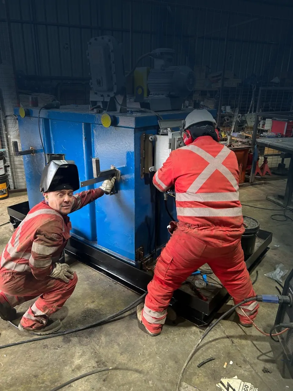Cuadrilla de Vermetal con equipo de protección personal en el taller